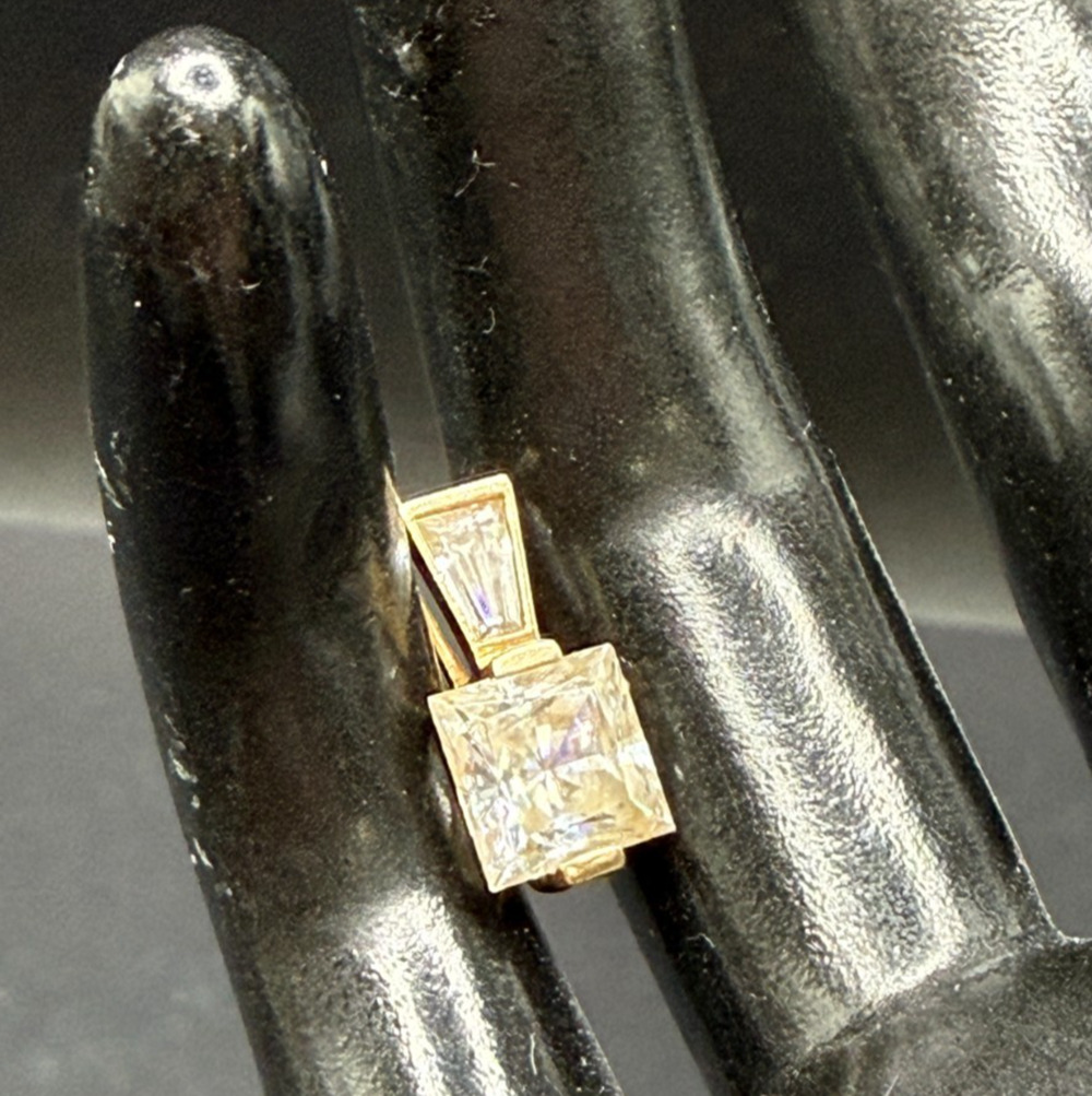 14K Yellow Gold 2CT Clear CZ Solitaire Pendant Necklace 1.45grams .58" x .27"